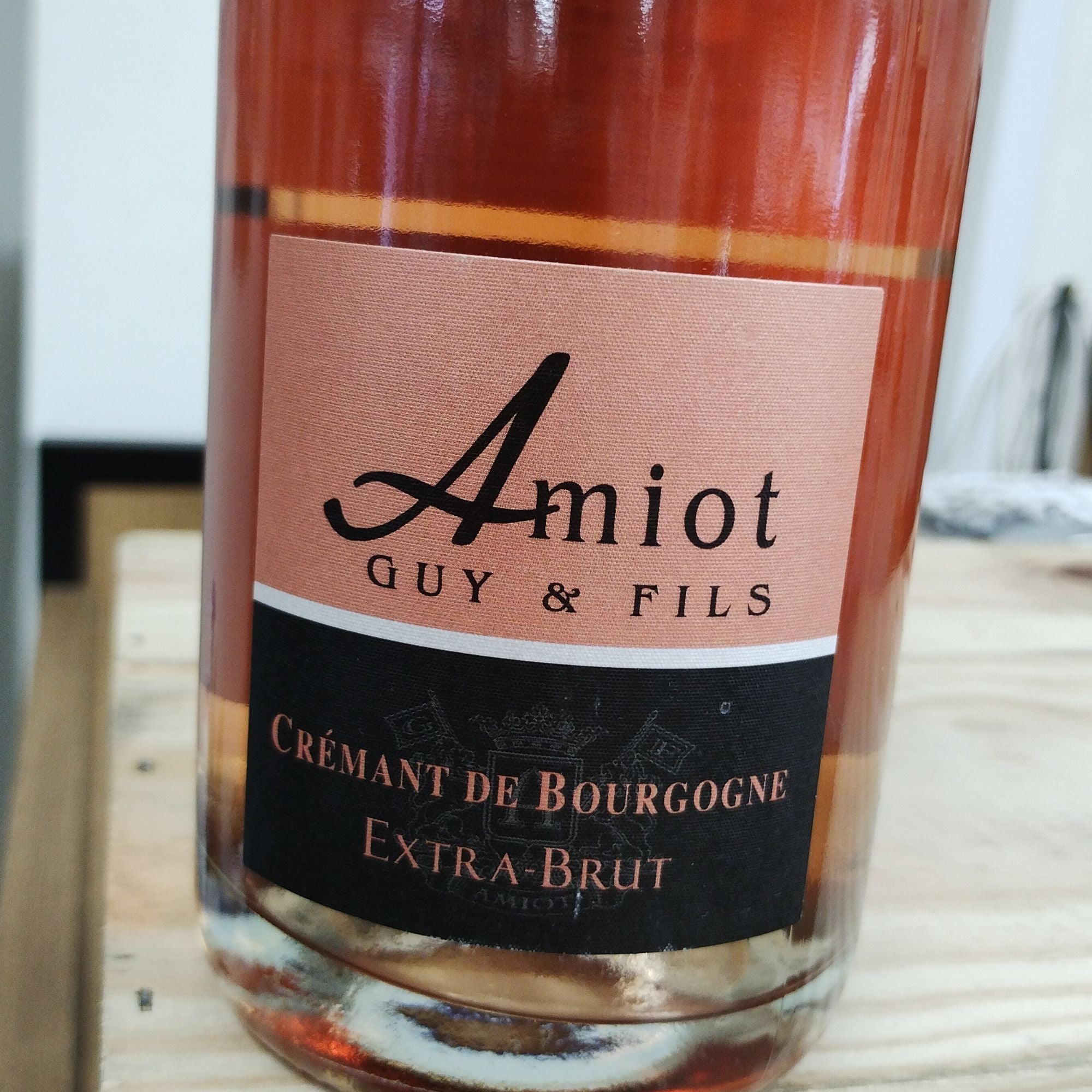 クレマン・ド・ブルゴーニュ EX Brut ロゼ / アミオ・ギイ – 鈴木酒販